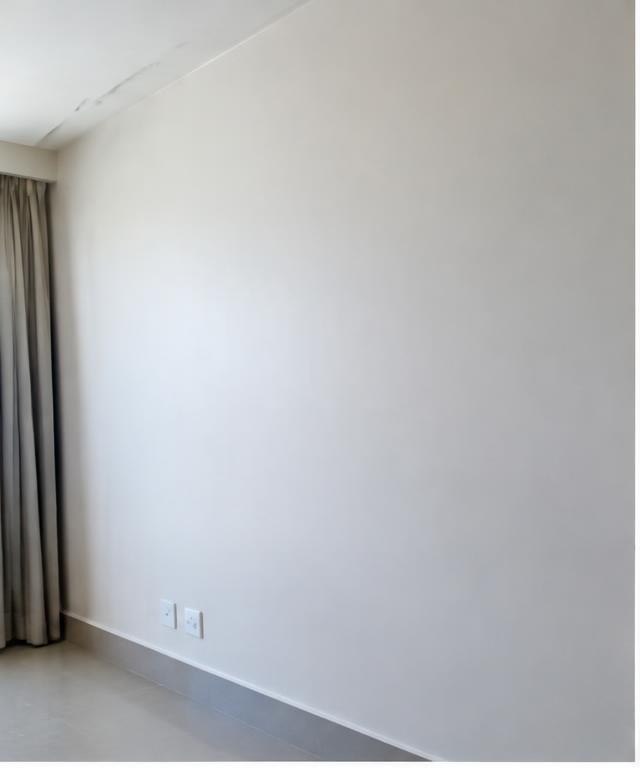 Depois — parede trincada com pintura descascando