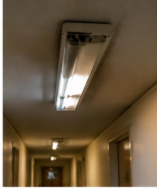 Antes — luminária de corredor danificada