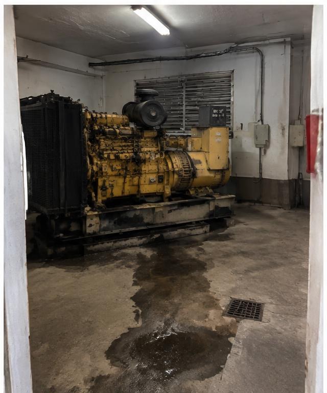 Antes — casa de máquinas com óleo no piso