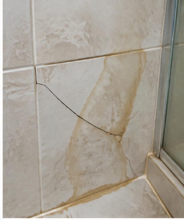 Antes — azulejo trincado com infiltração