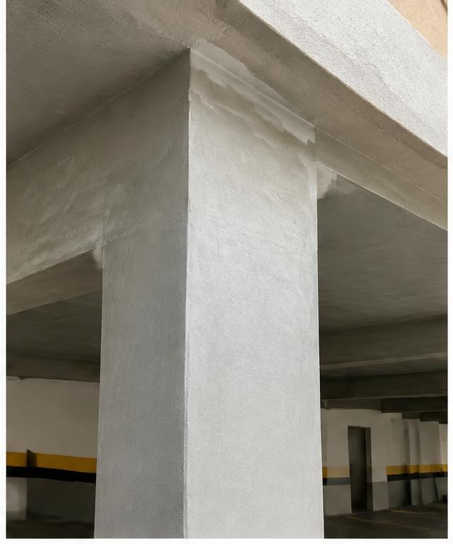 Depois — estrutura com armadura exposta e corrosão