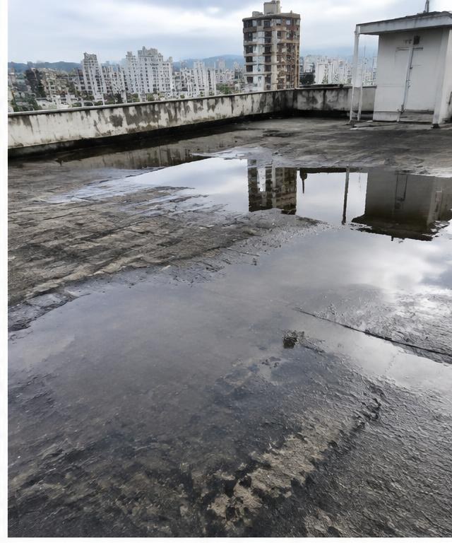 Antes — impermeabilização de laje deteriorada