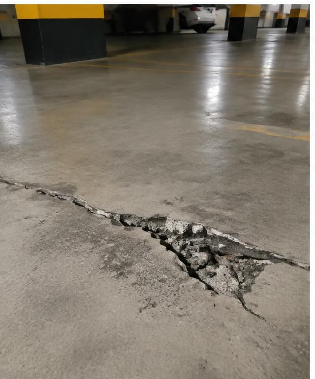 Antes — piso de garagem trincado