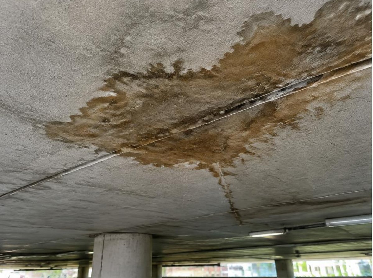 Infiltração no estacionamento antes do serviço